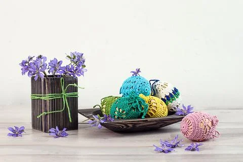 Easter postcard: decorative Easter eggs with a spring bouquet on a gray bac.. Stock Photos