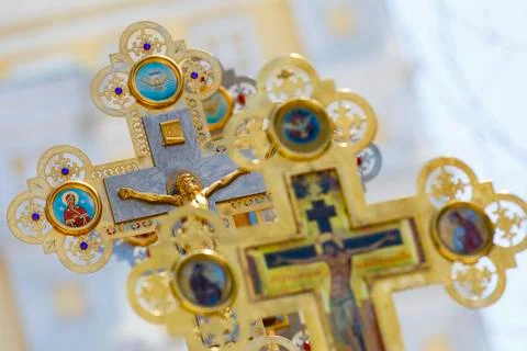 Easter procession. Large Orthodox crosses shimmer in the sun. Close-up. Foto stock