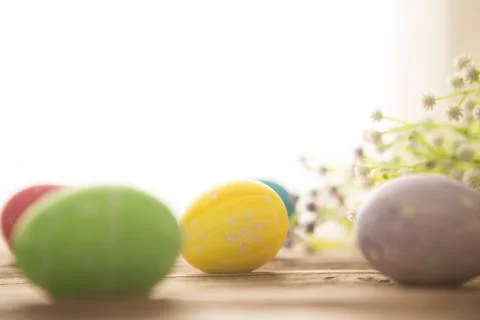 Easter rabbit with Easter eggs on wooden background. Close-up. Foto stock