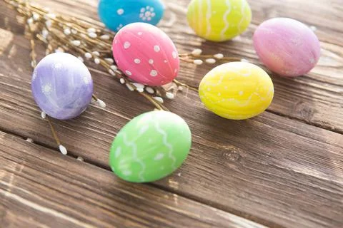Easter rabbit with Easter eggs on wooden background. Close-up. Foto stock