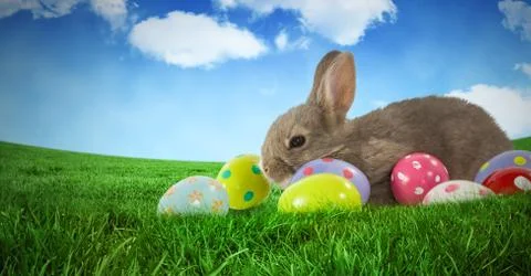 Easter rabbit with eggs in front of blue sky Foto stock