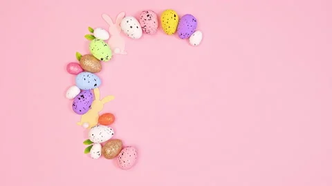 Easter round frame with copy space with eggs and spring flowers. Stop motion 動画素材 233243989