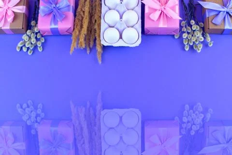 Easter set gift box with branches catkins White egg. Foto stock