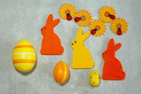 Easter set of rabbit and egg framed on Concrete . Foto stock