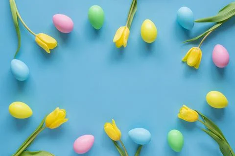 Easter spring background with copy space. Frame of easter eggs and flowers. Foto stock