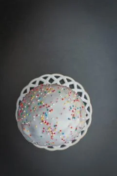 Easter spring cake in white glaze with colored sprinkles Stock-Fotos
