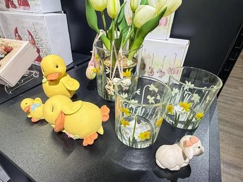 Easter spring decorations with duck and lamb figurines. Foto stock
