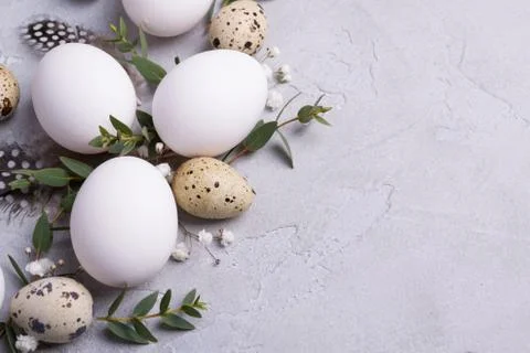 Easter spring decorative composition  with easter quail, chicken eggs Foto stock