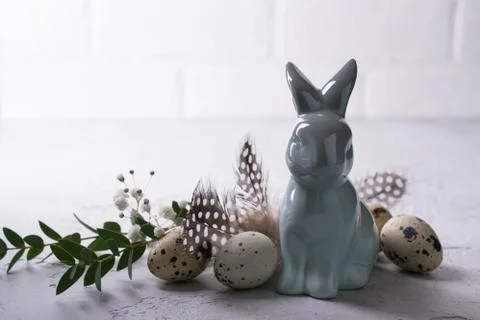 Easter spring decorative composition  with easter quail eggs and leaf sprigs Foto stock