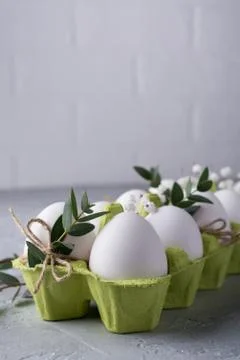 Easter spring decorative composition  with easter white chicken raw  eggs Foto stock