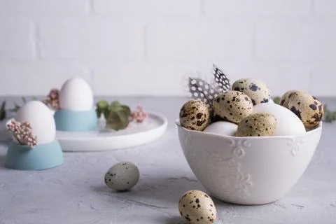 Easter spring decorative composition  with easter quail, chicken eggs Foto stock