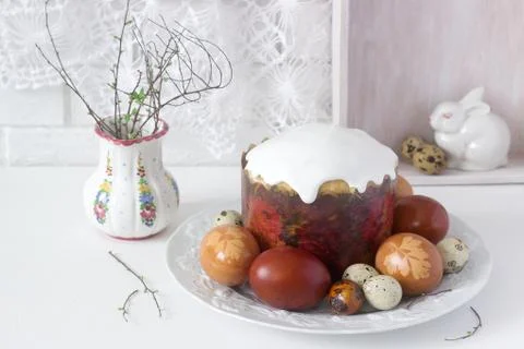 Easter still life with Easter cake kulich and painted eggs on a light backgro Foto stock