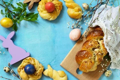 Easter sweet bread with colored eggs and traditional Italian Easter bread. Foto stock