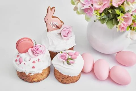 Easter sweet bread, Easter cake with flowers, eggs and gingerbread. Holidays  Foto stock