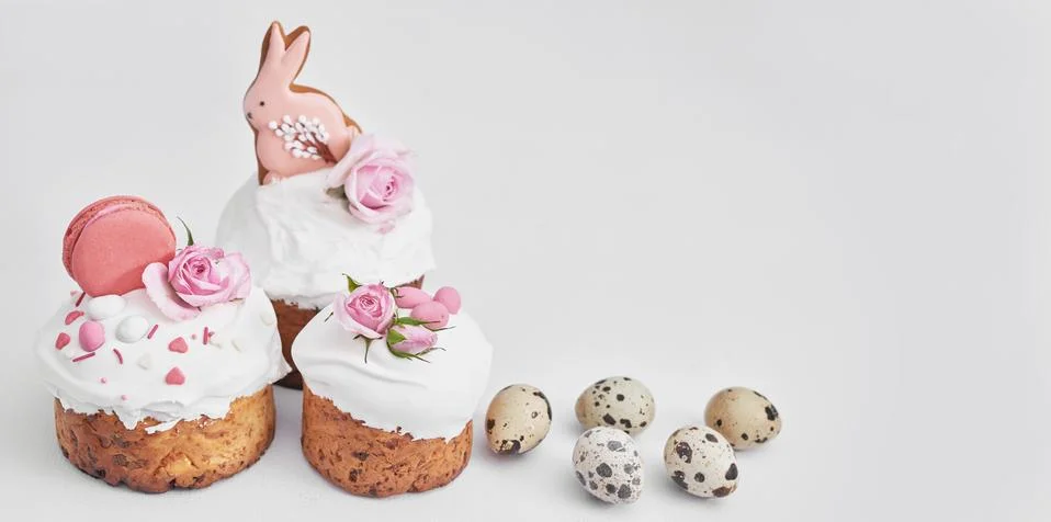 Easter sweet bread, Easter cake with flowers, eggs and gingerbread. Holidays  Stock Photos