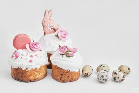Easter sweet bread, Easter cake with flowers, eggs and gingerbread. Holidays  Foto stock