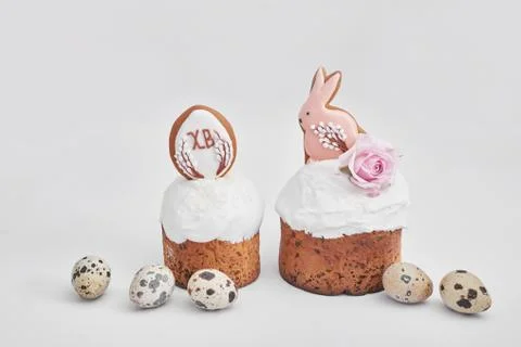 Easter sweet bread, Easter cake with flowers, eggs and gingerbread. Holidays  Stock Photos