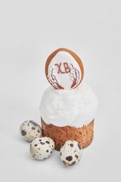 Easter sweet bread, Easter cake with flowers, eggs and gingerbread. Holidays  Stock-Fotos