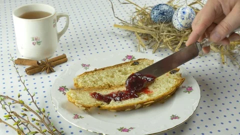 Easter sweet bread with marmalade Stockbeeldmateriaal 107538544