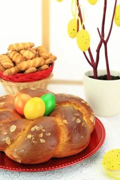 Easter sweet bread with multicolored eggs and shortbread cookies 스톡 사진