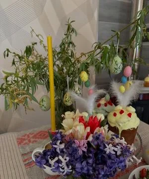 Easter Table Bouquet with Feathers and Eggs Stock Photos