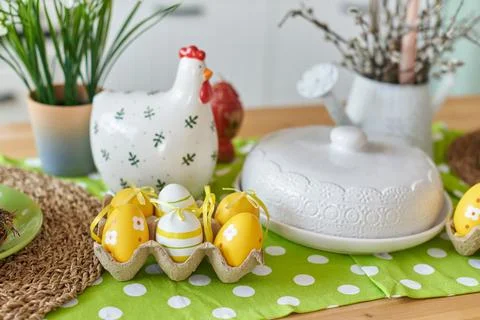 Easter table decoration in the kitchen with colored eggs 库存照片
