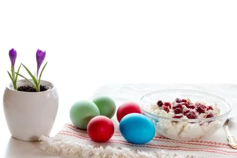 Easter table with dyed eggs. Foto stock