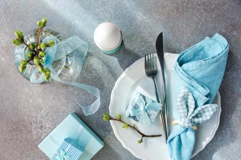 Easter Table Flat Lay with White Egg and Blue Gifts Foto stock