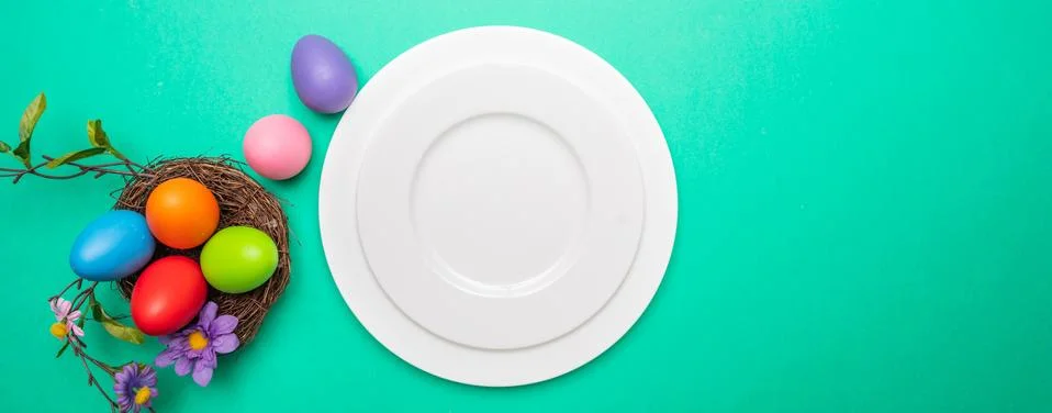 Easter table, place setting. Easter eggs, pastel colors painted, empty white Foto stock