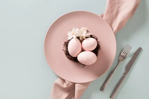 Easter table setting background with pink plate, eggs . Stock Photos