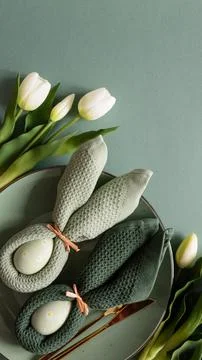 Easter Table Setting with Bunny Napkins and Tulips. Spring Holiday Arrangemen Stock-Fotos