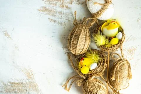 Easter table setting Easter card concept with rustic eggs decor on wooden ... Foto stock