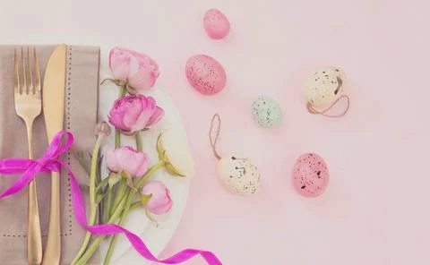 Easter table setting, Easter eggs and flowers decoration, napkin and golden c Stock Photos