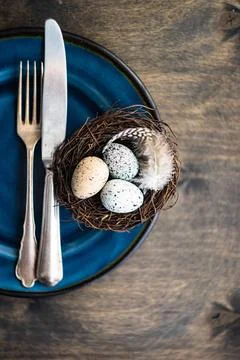 Easter table setting Easter table setting with colored eggs on rustic bac... Foto stock