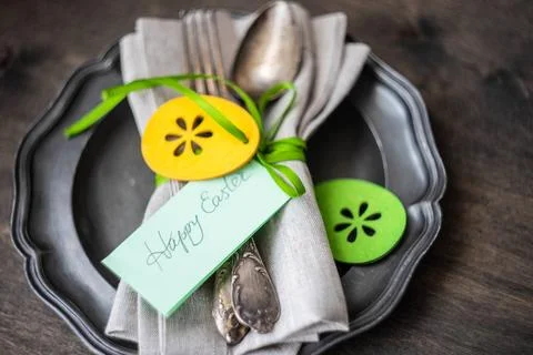  Easter table setting Festive easter table setting with colored eggs and e... Foto stock