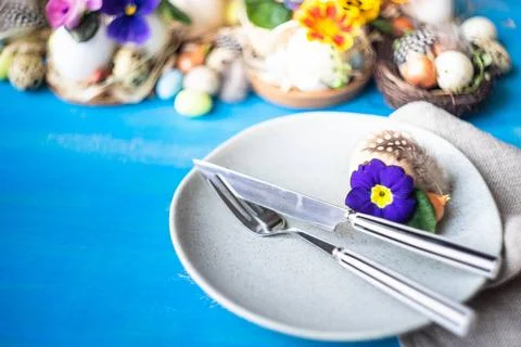  Easter table setting Festive table setting for Easter holiday dinner deco... Foto stock