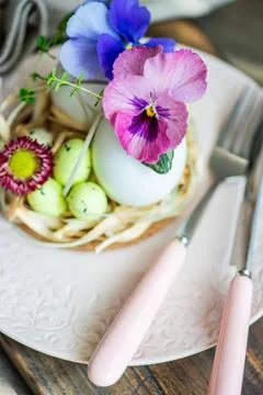  Easter table setting Festive table setting for Easter holiday dinner deco... Foto stock