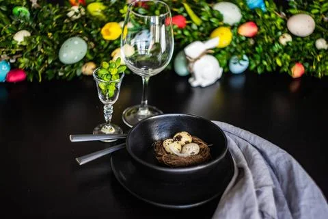  Easter table setting Festive table setting for Easter holiday dinner deco... Foto stock