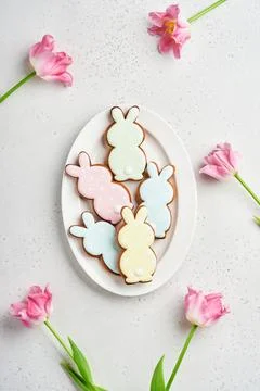 Easter table setting with floral decor and plate with easter gingerbread on g Stock Photos