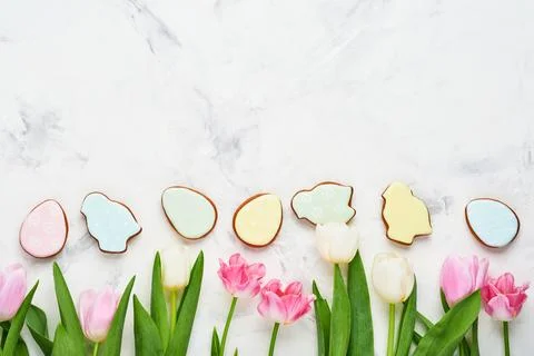 Easter table setting with floral decor and plate with easter gingerbread on w Stock Photos
