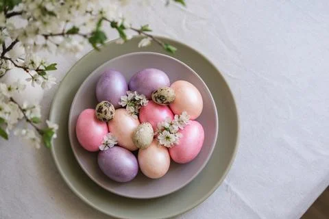 Easter table setting idea. Top view of colorful pastel colored Easter eggs .. Foto stock