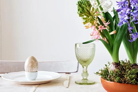 Easter table setting with natural Hyacinths flowers in wooden bowl. Zero Waste Foto stock