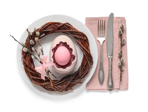 Easter table setting with pussy willow branches, wreath and painted egg on wh Stock-Fotos