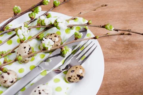 Easter table setting with spring flowers. Stock-Fotos