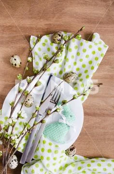 Easter table setting with spring flowers. 库存照片