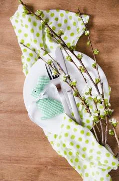 Easter table setting with spring flowers. Foto stock
