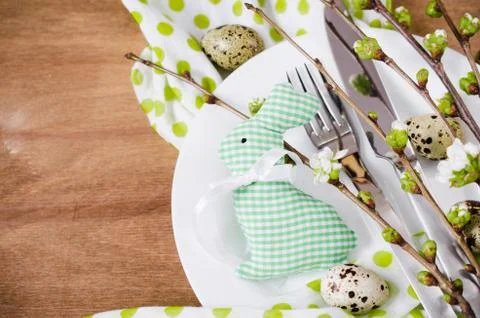 Easter table setting with spring flowers. Stock-Fotos