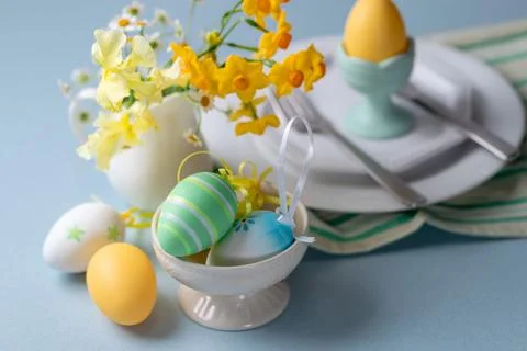 Easter table setting with spring flowers and Easter eggs Stock Photos