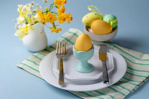 Easter table setting with spring flowers and Easter eggs Stock Photos