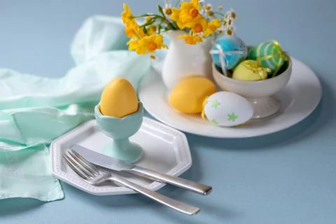 Easter table setting with spring flowers and Easter eggs Stock Photos